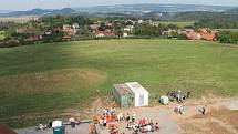 Na horizontu zřícenina boskovického hradu nebo zámek v Černé Hoře. Při dobré viditelnosti jsou na dohled také Jeseníky nebo Pálavské vrchy. Takový rozhled mají turisté, kteří přijedou do Žernovníka. Místní totiž otevřeli novou rozhlednu.