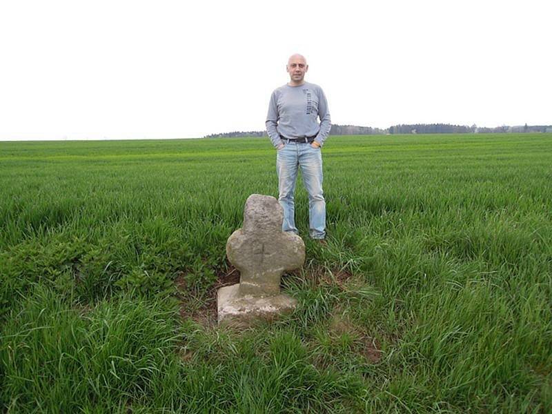 U Černčína na Vyškovsku připomíná křížový kámen neobjasněnou vraždu. Na severní Moravě je torzo kříže u masového hrobu vojáků.
