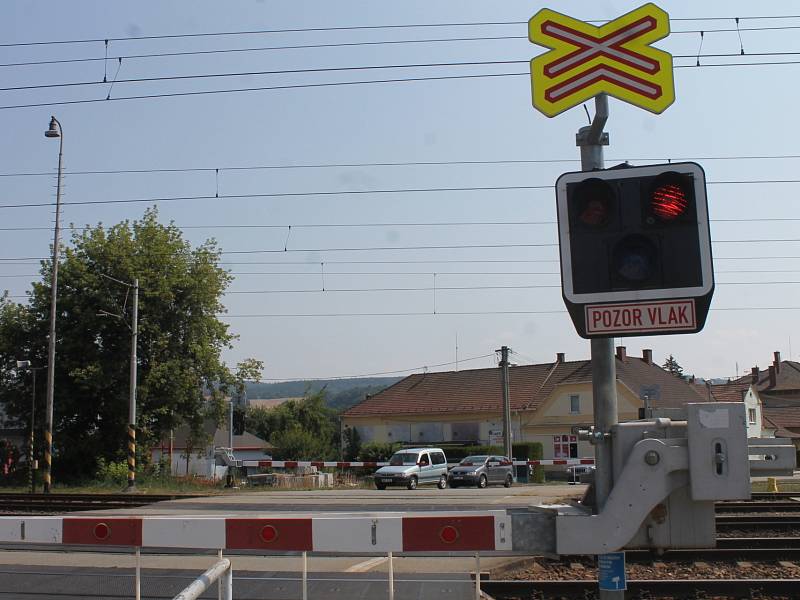 Železniční přejezd v Rájci-Jestřebí.