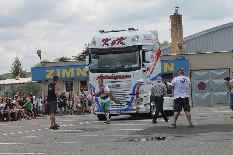 Tahání tahače, převracení obří pneumatiky, aerobik, bojové sporty. To vše a mnohem více nabídl boskovický Strongman.