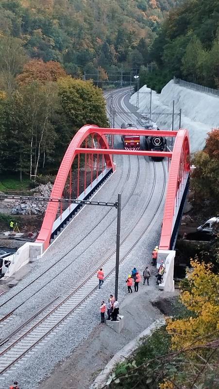 Z brněnských Maloměřic vyrazilo do Adamova na Blanensku několik historických lokomotiv. Dvě parní, jedna motorová a jedna elektrická, která jela ve vleku. Mašiny železničáři použili při zátěžové zkoušce dvou nových mostů právě u Adamova