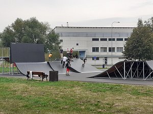 Skatepark s novým povrchem a překážkami stál zhruba 2,5 milionu korun.