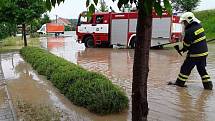 Přívalový déšť zaplavil v Bořitově na Blanensku některé silnice i dům. Zasahovali dobrovolní i profesionální hasiči.