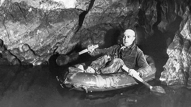 Historické snímky z dvacátých a třicátých let minulého století, kdy se připravovala vodní plavba Punkevními jeskyněmi.