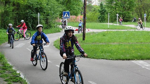 Dětské dopravní hřiště v Blansku bude nově patřit městu Blansku. Opraví plot a likusáky.