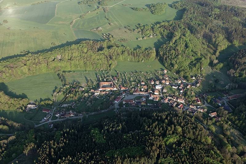 Paraglidista Petr Buchta prosvištěl nad Blanenskem s novým padákem. Poznáte kde létal? (Holštejn) Se souhlasem Petra Buchty