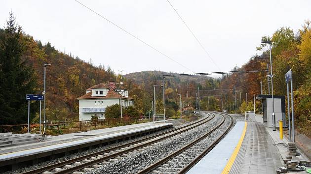 Rekonstrukce železničního koridoru mezi Brnem a Blanskem pokračuje podle plánu. Vlaky tam začnou po roční výluce opět jezdit od 11. prosince. Na snímku úsek Bílovice a Babice nad Svitavou.