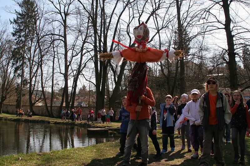 Blanenští už podesáté přívítali jaro společnou akcí. Symbol zimy hodili do řeky.