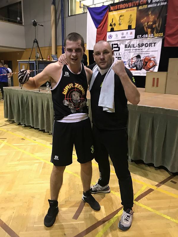 Blanenští boxeři vybojovali na republikovém šampionátu v Třeboni dvě stříbra a jeden bronz. David Klíč (vlevo) skončil druhý.