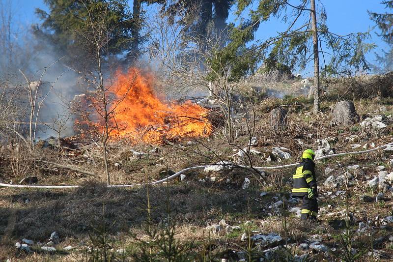 V Suchém Žlebu u obce Vilémovice na Blanensku hořela mýtina v prudkém srázu. Nedaleká rezervace Vývěry Punkvy byla v ohrožení. Požár lesa hasil i vrtulník.