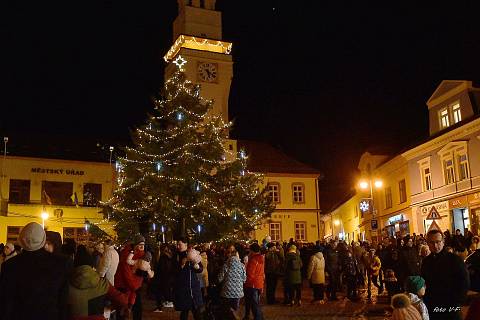 V Boskovicích svítí vánoční stromeček od poslední listopadové neděle.