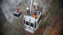 Hasiči zachraňovali turisty z lanovky. Při cvičení slaňovali i do propasti Macocha.