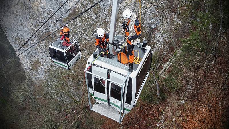 Hasiči zachraňovali turisty z lanovky. Při cvičení slaňovali i do propasti Macocha.