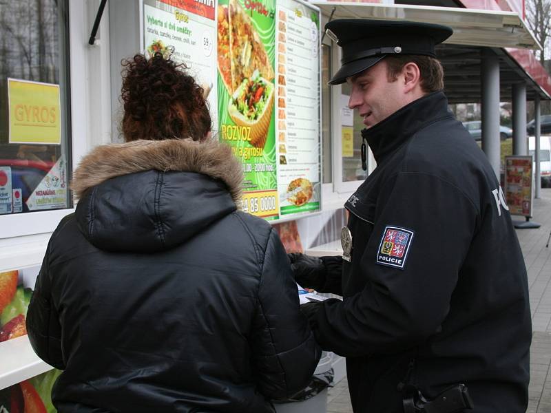 Policisté na Blanensku varují u supermarketů nakupující před kapsáři.