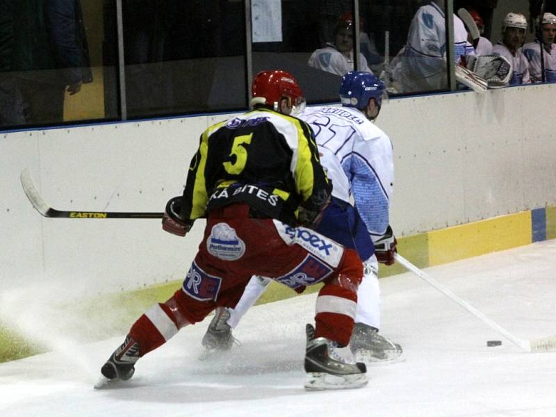 Hokejsté Blanska (v bílém) prohráli doma s Velkou Bíteší 2:4.