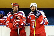 Legendy blanenského hokeje (v bílém) se v pátečním charitativním zápase utkaly se slavným fotbalovým Teamem 96 (v červeném).