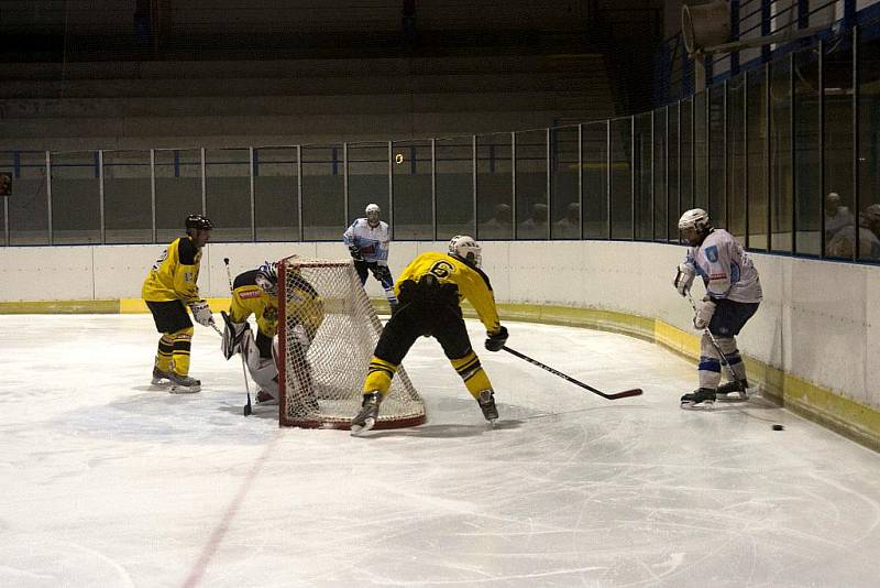 Hokejisté Dynamiters Blansko B (v bílém) porazili v 16. kole okresního přeboru Lysice 4:0.