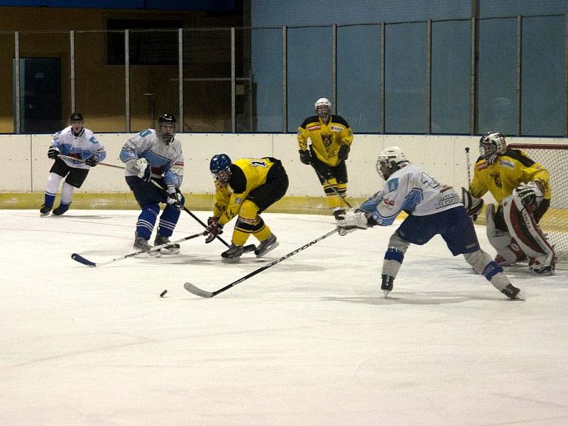 Hokejisté Dynamiters Blansko B (v bílém) porazili v 16. kole okresního přeboru Lysice 4:0.