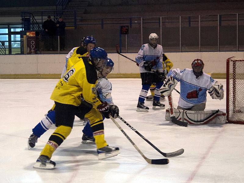 Hokejisté Dynamiters Blansko B (v bílém) porazili v 16. kole okresního přeboru Lysice 4:0.