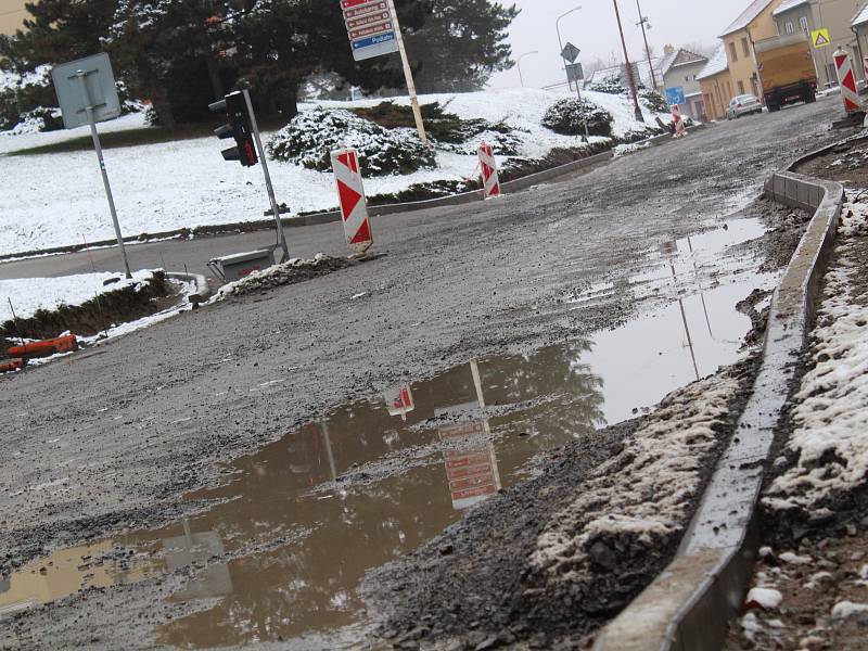 Dělníci na průtahu Jedovnicemi ještě pracují. Brzy je zastaví zima