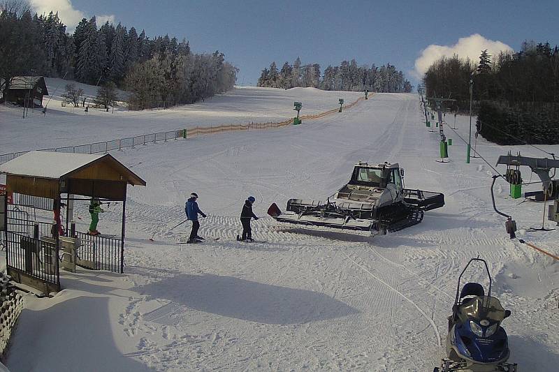 V Olešnici tahala lyžaře rolba.