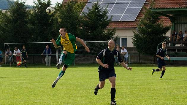 Fotbalisté Zbýšov v souboji s Ráječkem.