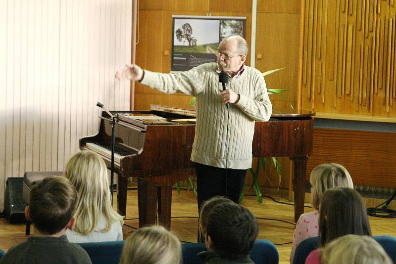Jaroslav Uhlíř zpíval s dětmi v Adamově.