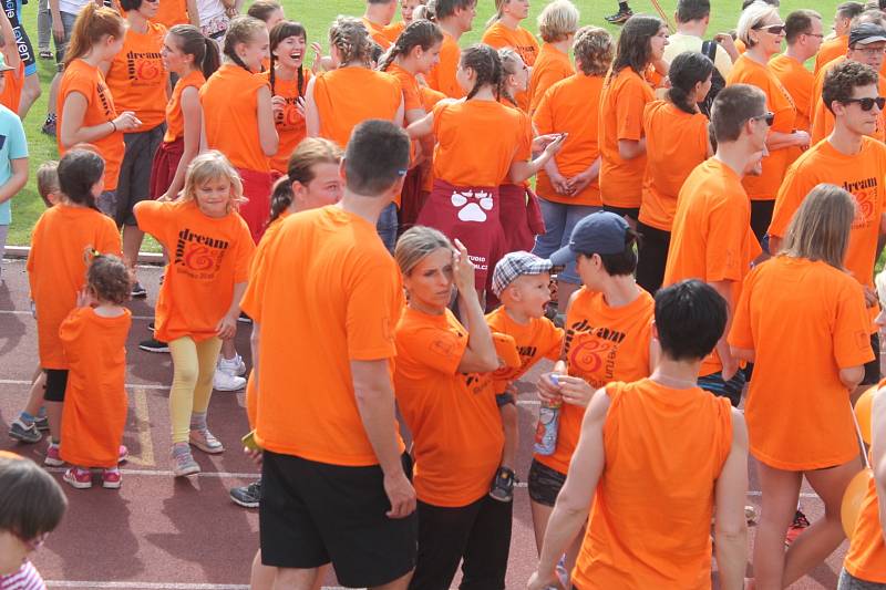 Čtyřiadvacehodinová štafeta dobrovolníků, kteří chtějí zdravotně handicapovaným lidem splnit přání. To je čtvrtý ročník akce You Dream We Run, která se od pátku do soboty koná na stadionu ASK v Blansku.