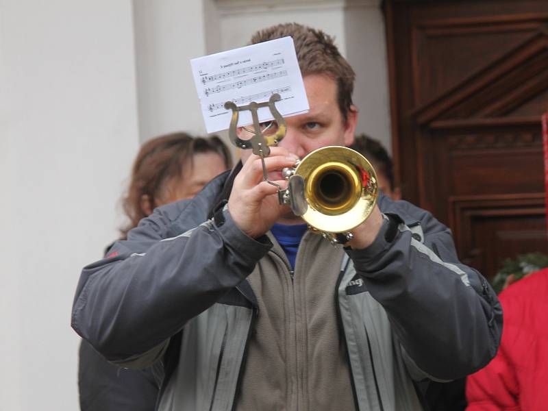 Muzikanti z dechového orchestru Malá Haná v neděli hráli například ve Vanovicích nebo ve Světlé.