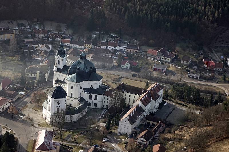 První letošní let a série nádherných fotografií. Paraglidistu Petra Buchtu z Adamova na Blanensku zlákala předpověď počasí k výletu na motorovém křídle. Do vzduchu vystartoval ve středu z kotvrdovického letiště krátce před půl osmou ráno.