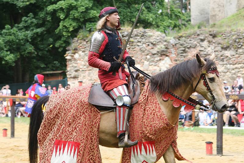 Návštěvníci zříceniny boskovického hradu se v sobotu vrátili o několik staletí zpátky v čase. Míjeli rytířské ležení, středověkou krčmu a historické tržiště. Na udatných rytířích se blýskala historická zbroj. Hradní čeládka se starala o koně.