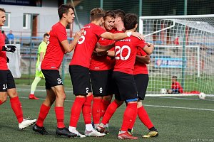 Boskovičtí fotbalisté (v červeném) zdolali v boji o druhé místo krajského přeboru Krumvíř 2:1.