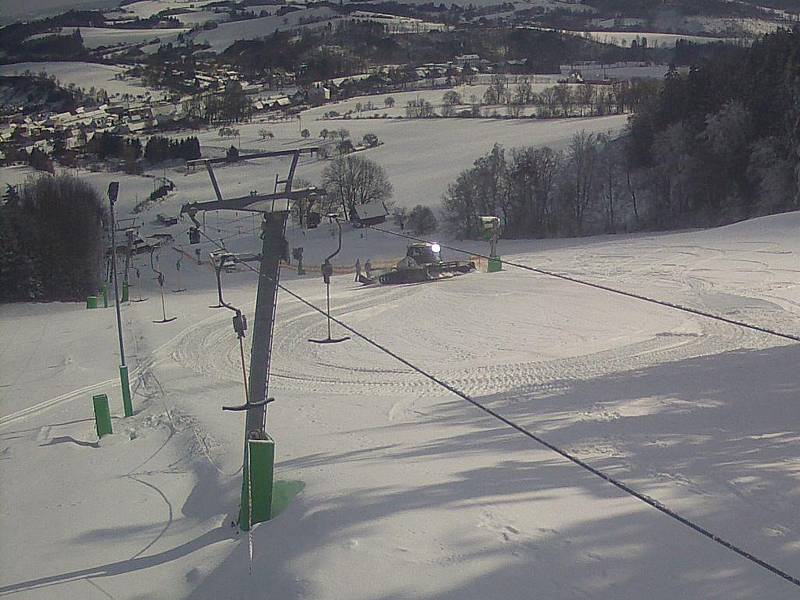 V Olešnici tahá od pátku lyžaře rolba. V pondělí je skiareál připravený otevřít.