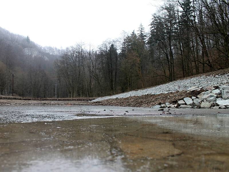 Úpravy zanedbané nádrže v Josefově, kterou spravuje Školní lesní podnik Masarykův les Křtiny, stály přes milion osm set tisíc korun.  Větší část nákladů pokryjí dotace z evropských fondů.