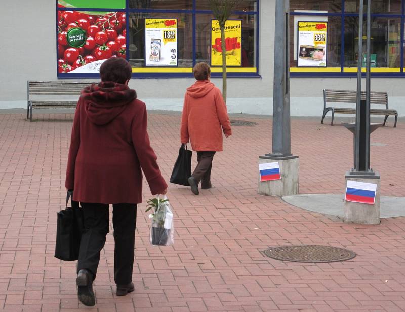 V centru Blanska se v pátek objevily papírové trikolóry v barvách ruské vlajky. Neznámý člověk jimi polepil zdi a průchod obchodního domu Centrum v Rožmitálově ulici a další místa v centru města. Před polednem část vlajek strhla policejní hlídka.