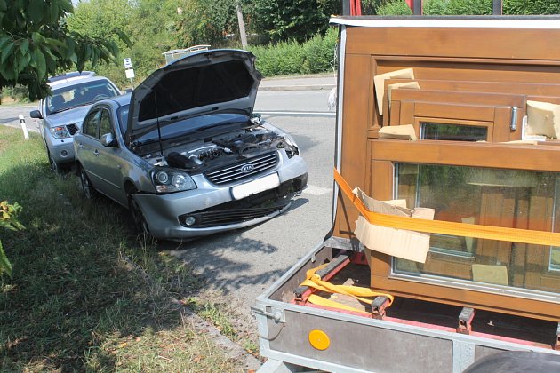 Dopravní nehoda osobního auta Kia s přívěsným vozíkem zablokovala ve středu na hodinu a půl tah z Blanska na Brno. Došlo k ní před devátou ráno poblíž autobusové zastávky ve Svinošicích.