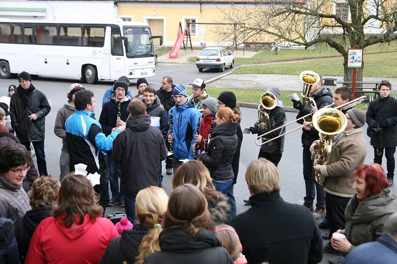 Dechový orchestr Malá Haná zahrál vánoční koledy v osmnácti obcích na Boskovicku a Svitavsku. Například v Cetkovicích.