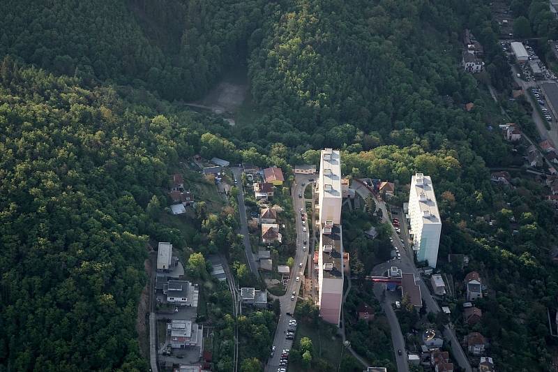 Paraglidista Petr Buchta prosvištěl nad Blanenskem s novým padákem. Poznáte kde létal? (Adamov) Se souhlasem Petra Buchty