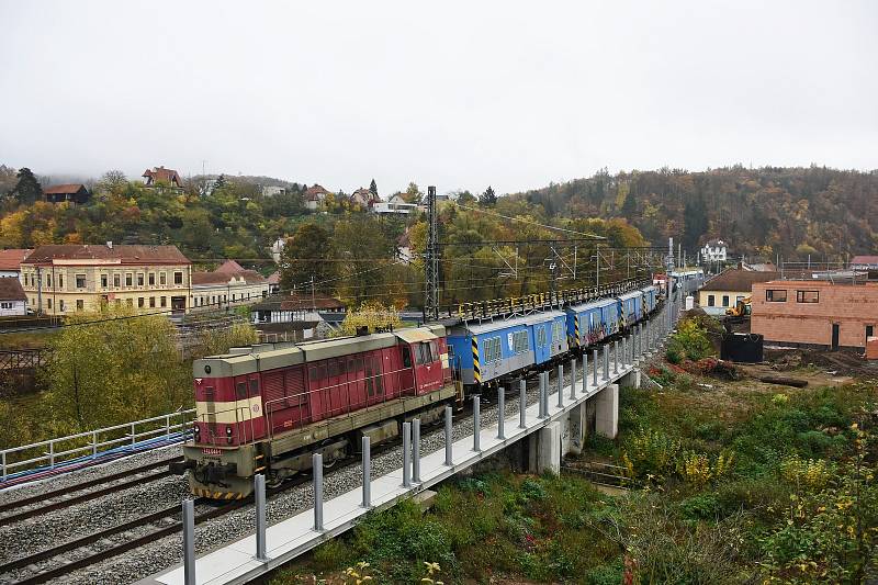 Rekonstrukce železničního koridoru mezi Brnem a Blanskem pokračuje podle plánu. Vlaky tam začnou po roční výluce opět jezdit od 11. prosince. Na snímku úsek Bílovice a Babice nad Svitavou.