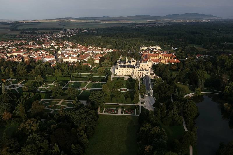 Motorový paraglidista Petr Buchta z Adamova na Blanensku tentokrát změnil letový plán. S křídlem a fotoaparátem nevystartoval nad oblíbený Moravský kras, ale kompas stočil minulý víkend více na jih. Konkrétně na Břeclavsko.