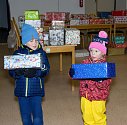 Dětem v nouzi přinesli lidé v Černé Hoře při dobročinné sbírce Krabice od bot přes tři sta dárků. Foto: Ivo Kalvoda