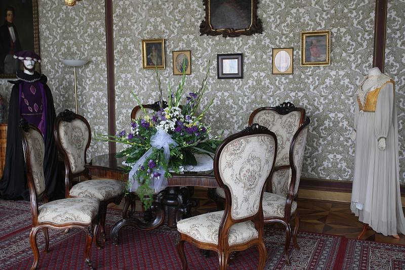 Výstava pohádkových kostýmů a květinových vazeb na zámku v Lysicích na Blanensku.