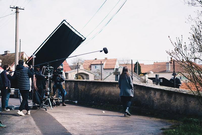 Filmový štáb studentů z FAMU a dalších uměleckých škol začal natáčet krátkometrážní snímek v obci Rozhraní na pomezí Svitavska a Blanenska. Natáčení přerušil kovid jednoho ze členů štábu. Do lokality se vrátí opět v červnu.