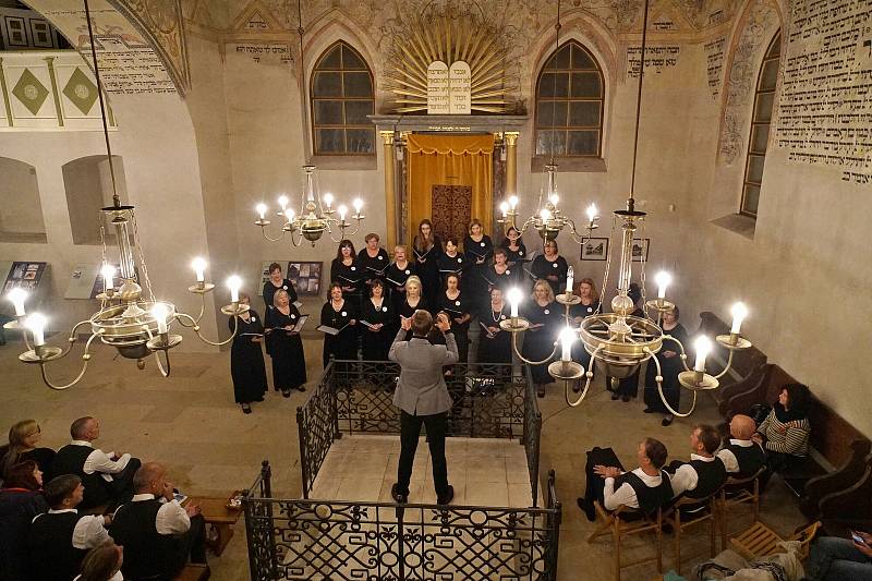 Ze 7. ročníku Setkání moravských a slovinských sborů v synagoze, kde vystoupili mužský pěvecký sbor Bratrstvo a Vachům sbor moravských učitelek v Brna