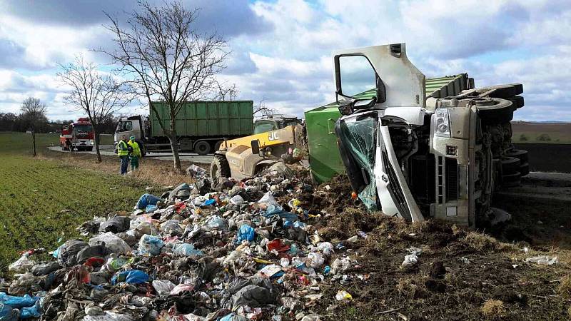 Převrácené nákladní auto, které převáželo odpadky, zablokovalo silnici z Boskovic na Vážany..