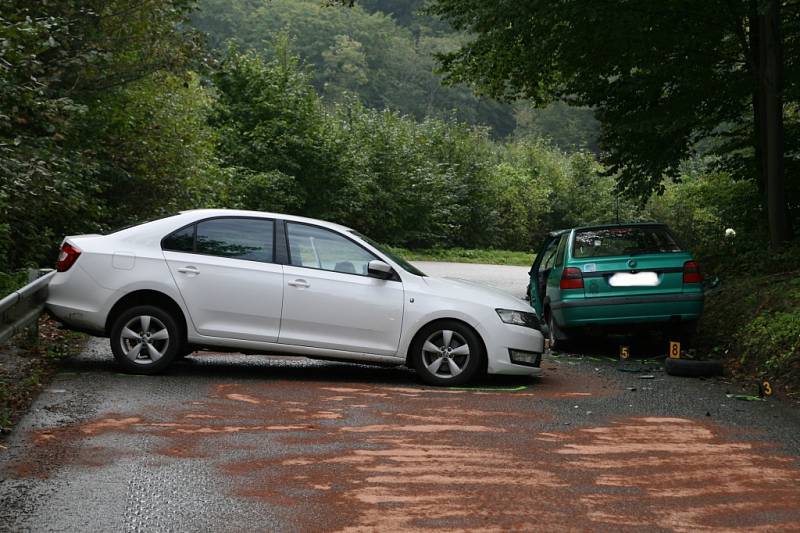 Dopravní nehoda dvou osobních aut blokovala provoz mezi Olomučany a Josefovem. 