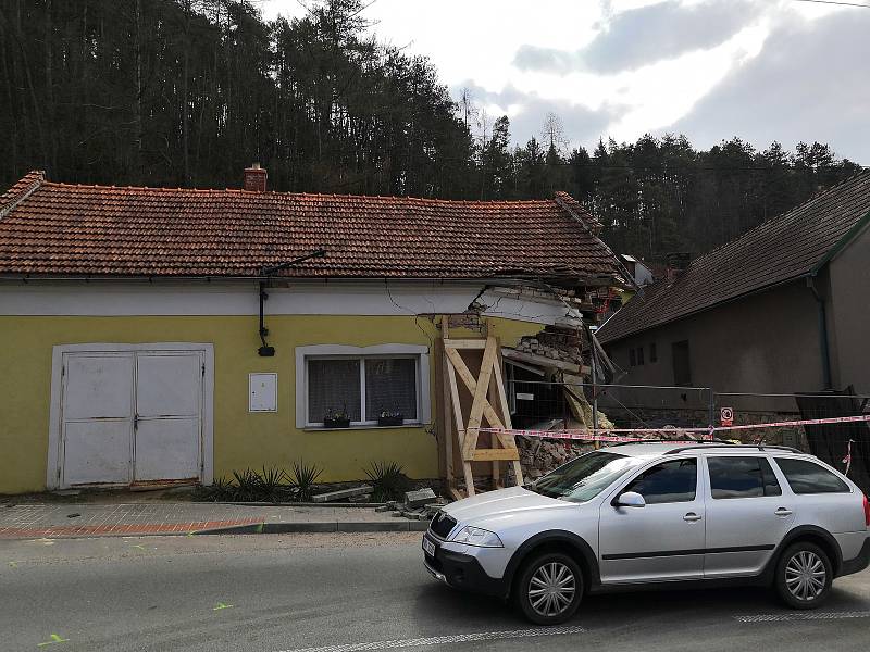 Do domu v Lažánkách, kde žije Jiří Zouhar s rodinou, narazil kamion.