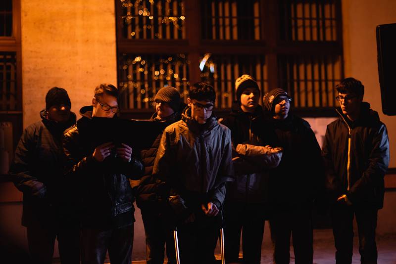 Boskovičtí se na akci Česko zpívá koledy tradičně sešli na Masarykově náměstí před tamní radnicí.