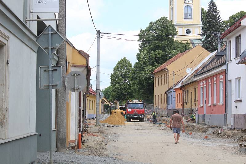 V Olešnici se opravuje průtah městem.