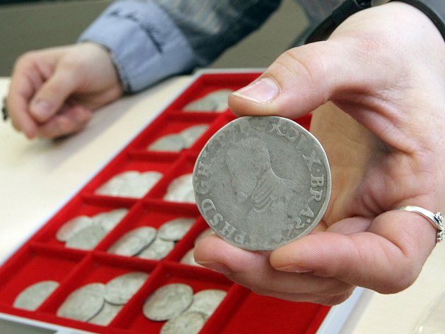 Sběratelská cena nalezených mincí z 15. až 17. století se odhaduje na asi 1,1 milionu korun, historická hodnota je mnohem vyšší. 